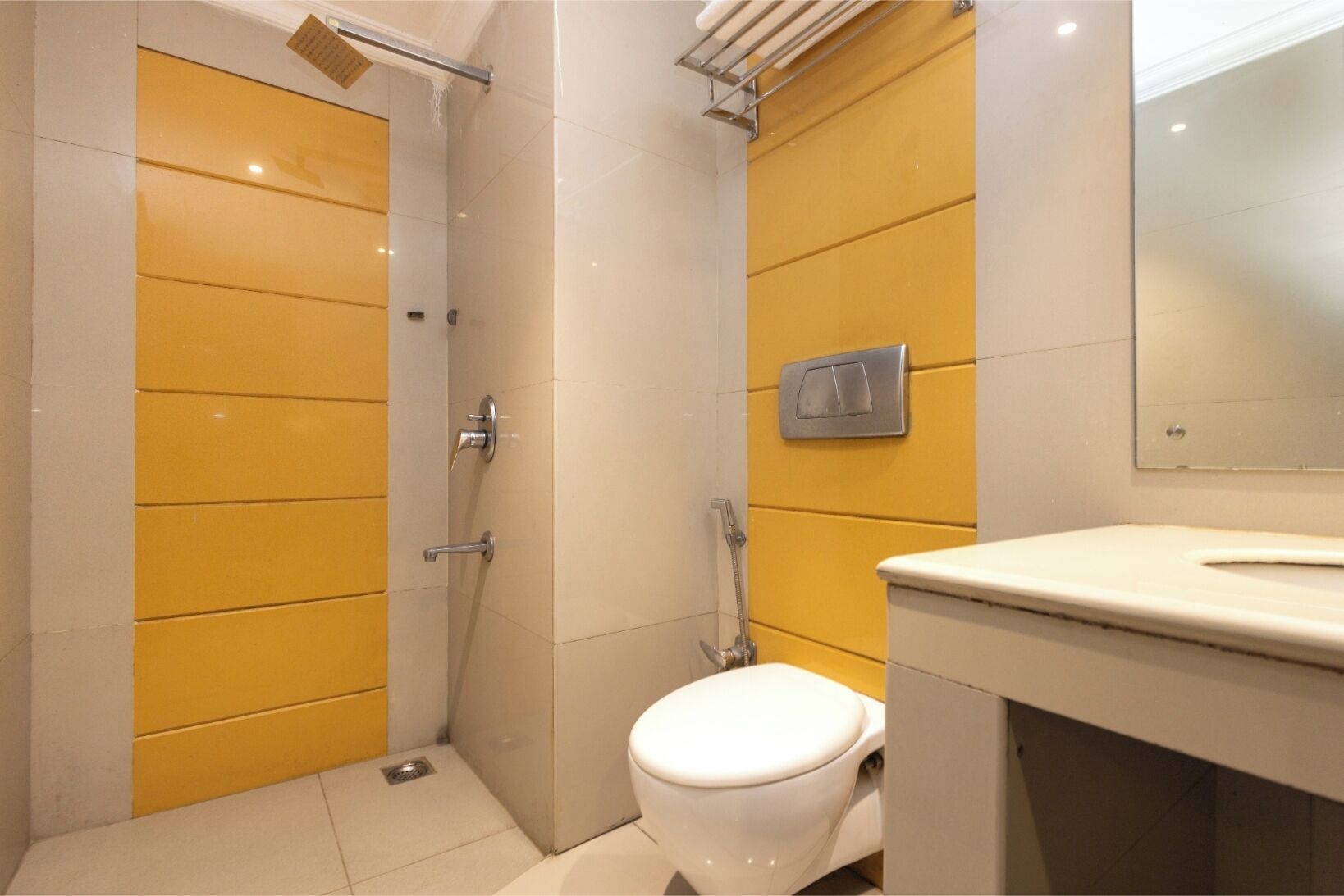 Un baño con ducha, inodoro y lavabo.