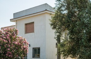 A building with a flat roof, a small window, and a door. - The Sicilian Farmhouse (Palmeri - Ferrante)