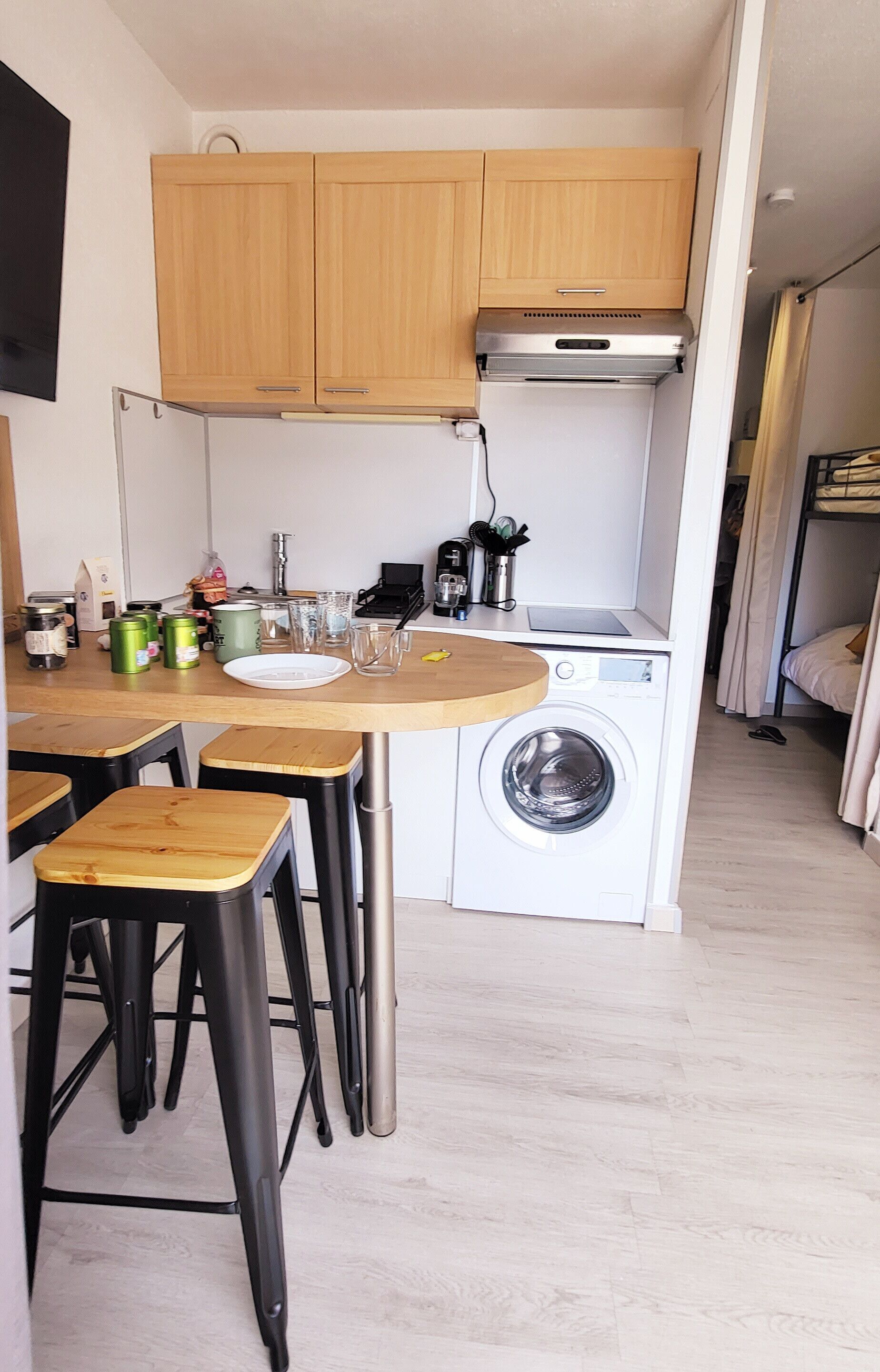 Coffee/tea maker, fridge, microwave, toaster