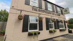 Un edificio con el cartel 'The Shepherds Tap & Crook'.