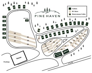 Grundriss des Pine Haven Campingplatzes mit nummerierten Wohnmobilstellplätzen, einer barrierefreien Hütte, einem Sanitärgebäude und einem Büro.