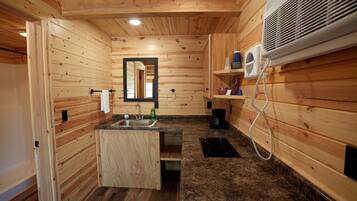 Coffee/tea maker, fridge, microwave, stovetop