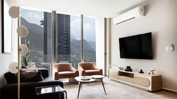 Departamento, 3 habitaciones, 2 baños, vista a la montaña | Área de sala de estar | Smart TV