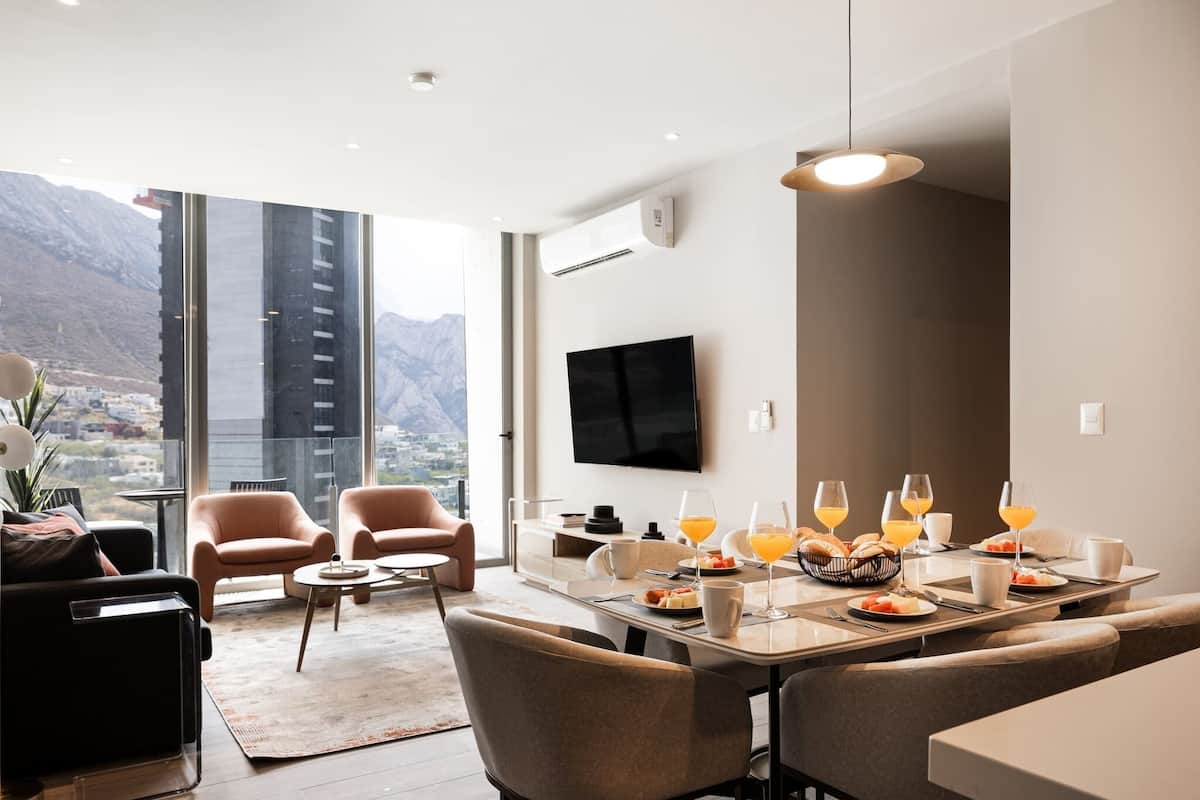 Apartment, 3 Bedrooms, 2 Bathrooms, Mountain View | Dining room