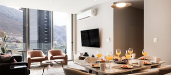 带屋顶泳池和健身房的山景