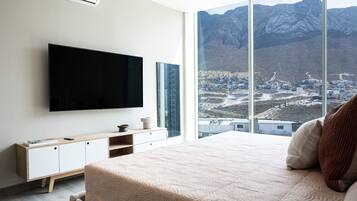 Departamento, 3 habitaciones, 2 baños, vista a la montaña | Caja de seguridad en la habitación y escritorio