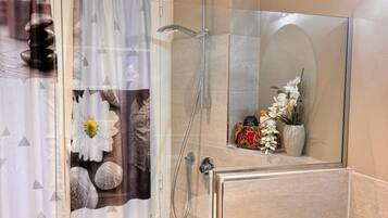 Een douche, een haardroger, handdoeken