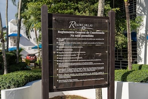 Een bord met algemene huisregels voor een resort, waaronder geen versterkt geluid, geen huisdieren en geen eigen decoraties.