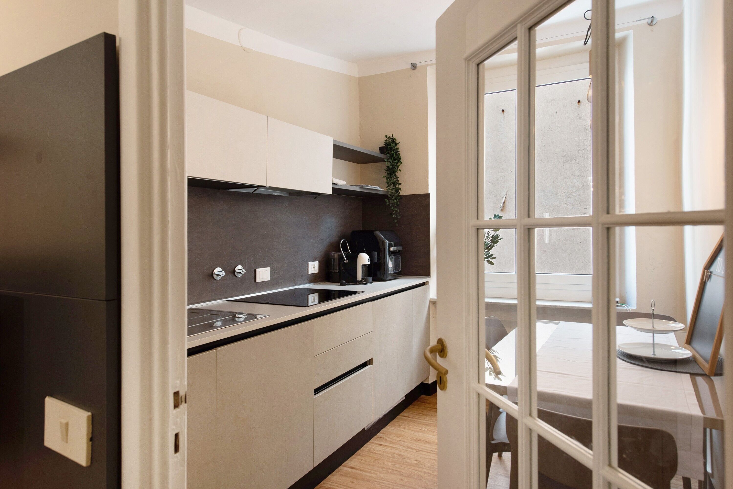 Wasserkocher mit Kaffee-/Teezubehör, Kühlschrank, Mikrowelle, Ofen