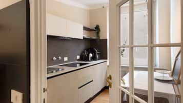 Wasserkocher mit Kaffee-/Teezubehör, Kühlschrank, Mikrowelle, Ofen