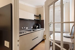 Wasserkocher mit Kaffee-/Teezubehör, Kühlschrank, Mikrowelle, Ofen