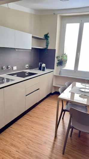 Una cucina moderna con forno integrato, macchina del caffè e una finestra con vista.