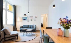 Smart TV, stereo - Modern & Accessible Apartment in the Heart of Berlin (Berlin)