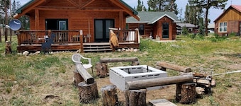 Beautiful Cabin with Fire Pit and Deck in Foxpark, Wyoming