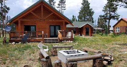 Beautiful Cabin with Fire Pit and Deck in Foxpark, Wyoming