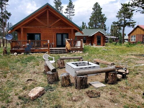Beautiful Cabin with Fire Pit and Deck in Foxpark, Wyoming