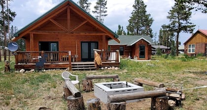 Beautiful Cabin with Fire Pit and Deck in Foxpark, Wyoming
