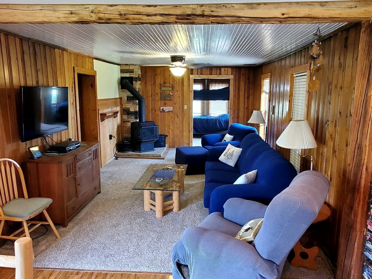 TV, fireplace