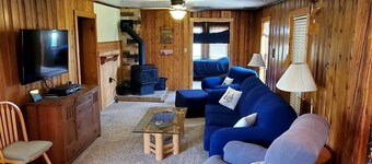 Beautiful Cabin with Fire Pit and Deck in Foxpark, Wyoming