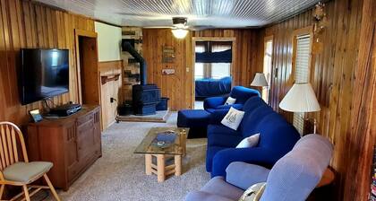 Beautiful Cabin with Fire Pit and Deck in Foxpark, Wyoming