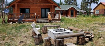 Beautiful Cabin with Fire Pit and Deck in Foxpark, Wyoming