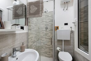 Shower, towels - Apartment 'Ritorno in Liguria' with Wi-Fi and Air Conditioning (Genoa)
