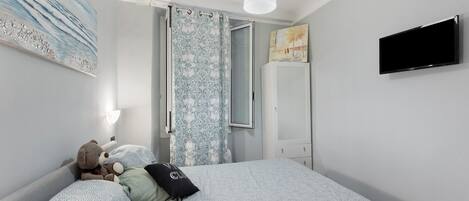 WiFi, bed sheets
