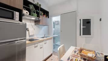Fridge, microwave, stovetop, cookware/dishes/utensils