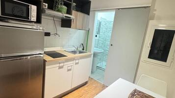Kühlschrank, Mikrowelle, Herdplatte, Kochgeschirr/Geschirr/Besteck