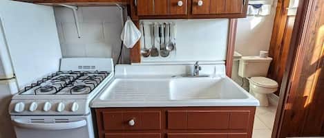 Wasserkocher mit Kaffee-/Teezubehör, Kühlschrank, Mikrowelle, Ofen