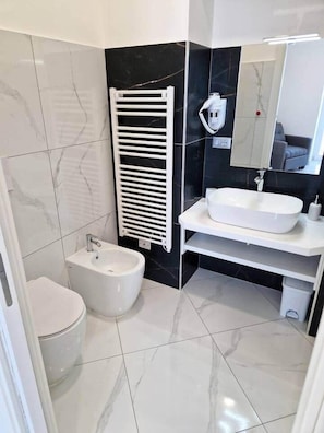 Shower, hair dryer, bidet, towels - Modern and cozy guest house near the historic center (Room No. 1) (Pizzo)