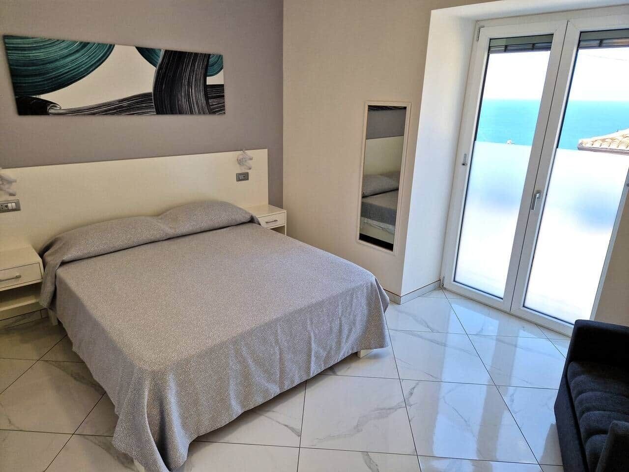 1 chambre, coffres-forts dans les chambres, fer et planche à repasser