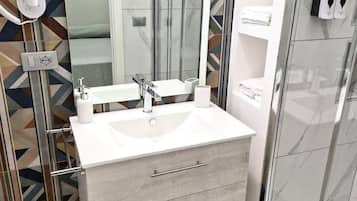 Shower, hair dryer, bidet, towels