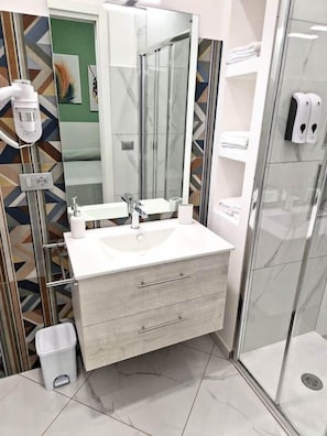 Shower, hair dryer, bidet, towels - Modern and Cozy Guest House Near the Historic Center (Room No. 5) (Pizzo)