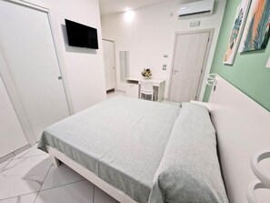 1 bedroom, in-room safe, iron/ironing board, WiFi - Modern and Cozy Guest House Near the Historic Center (Room No. 5) (Pizzo)