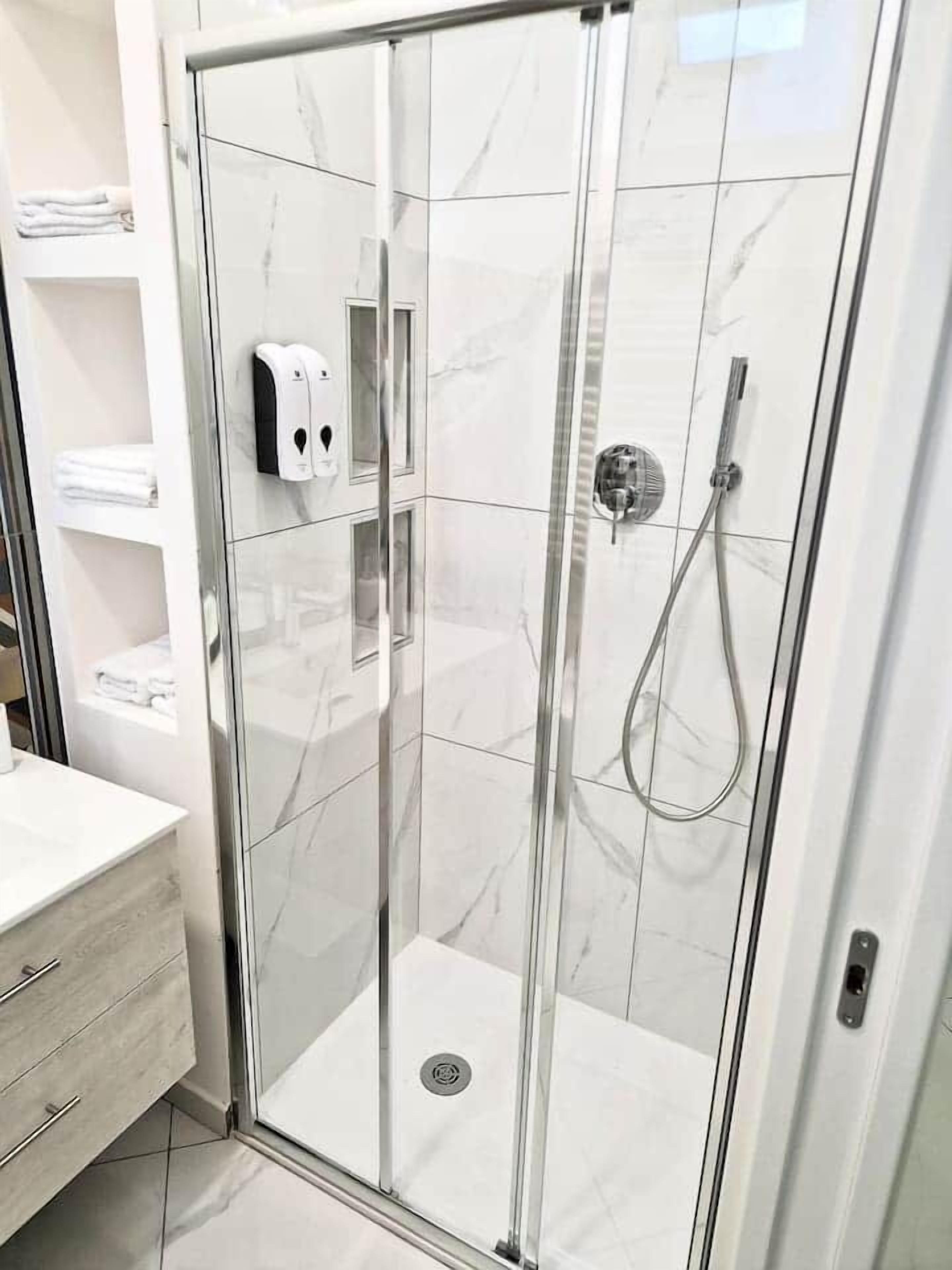 Shower, hair dryer, bidet, towels