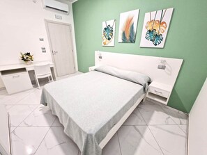 1 bedroom, in-room safe, iron/ironing board, WiFi - Modern and Cozy Guest House Near the Historic Center (Room No. 5) (Pizzo)