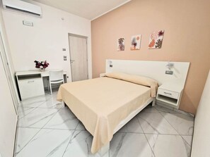 1 chambre, coffres-forts dans les chambres, fer et planche à repasser