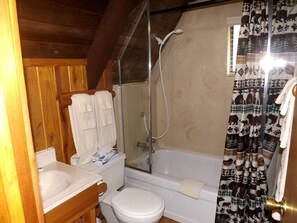 Ein Badezimmer mit Dusche, Toilette und Waschbecken.