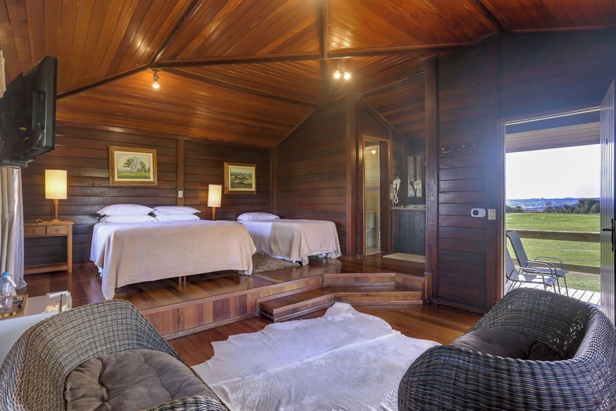 Chalet básico, vistas al jardín | Espacio para trabajar con un portátil y tabla de planchar con plancha