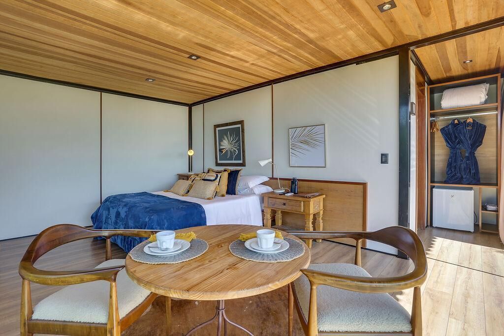 Luxe bungalow, uitzicht op bergen | Een laptopwerkplek, een strijkplank/strijkijzer, gratis wifi