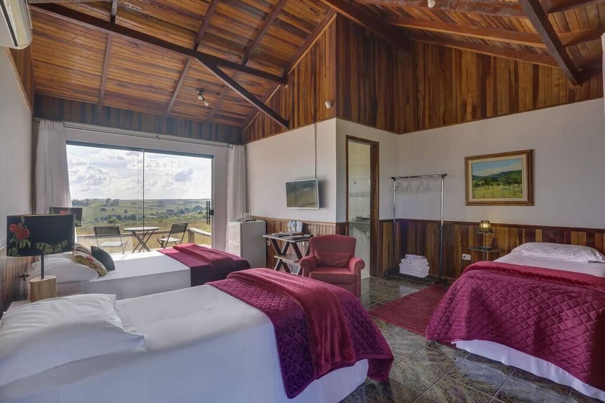 Habitación cuádruple básica, vista al jardín | Espacio para trabajar con laptop y tabla de planchar con plancha 