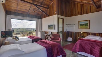 Quadrupla Basic, vista giardino | Postazione laptop, ferro/asse da stiro, Wi-Fi gratuito