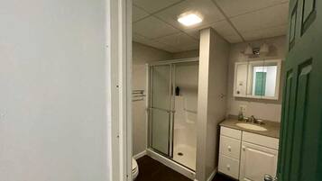 Serviettes fournies, savon, shampooing, papier de toilette