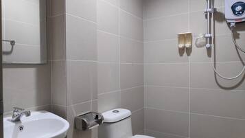 Deluxe Double Room | Bathroom | Shower, towels, soap