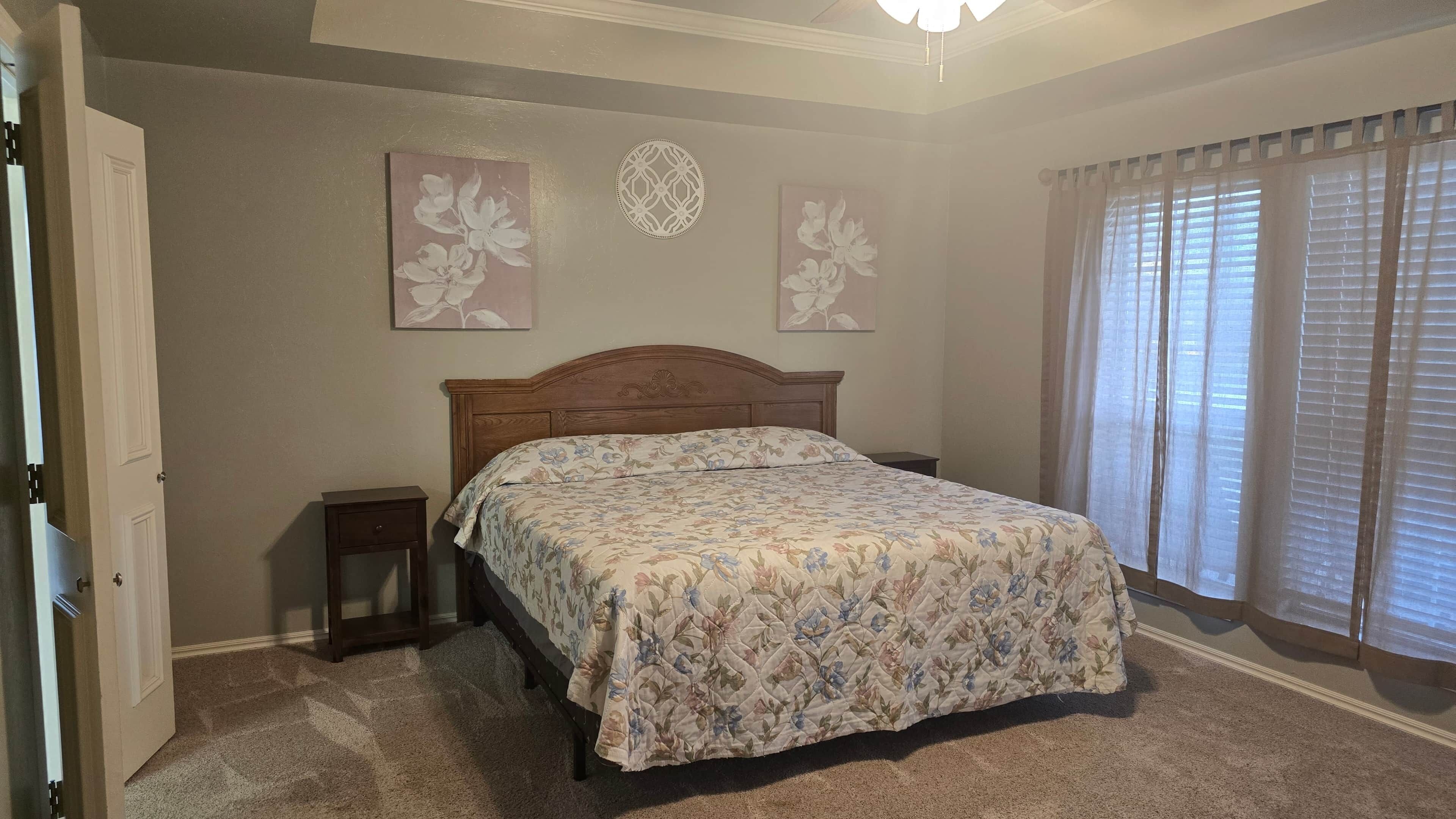 4 bedrooms, desk, WiFi (free), bed sheets