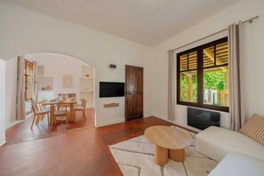Apartment | Living area - A/C With Garden, 4bdr/sleeps 7 - Saint-tropez (Saint-Tropez)