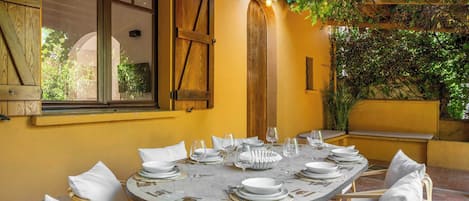 Apartment | Outdoor dining