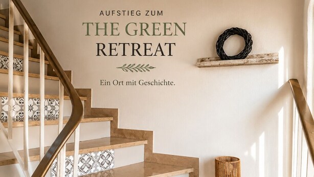 Een trap met een houten leuning, beigekleurde treden en decoratieve tegels.