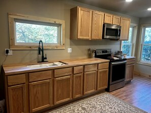 Coffee/tea maker, fridge, microwave, oven - Spacious Cabin with Fire Pit, Perfect for a Family Getaway to Custer State Park (Sturgis)